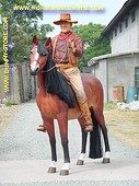 John Wayne op paard, levensgroot 